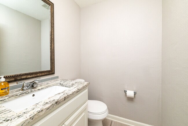 Building Photo - 2213 Park Hill Dr