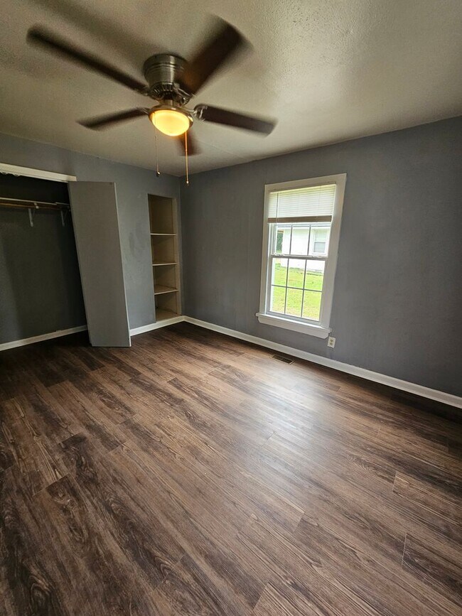 Building Photo - Home in Benton