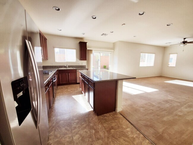 Building Photo - 3 BEDROOM HOME WITH ROOFTOP DECK! STRIP VIEWS!