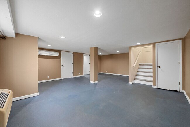 Building Photo - 2056 Lintwood Dr