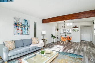Building Photo - "Charming 2-Bed Condo Retreat: Modern Comf...