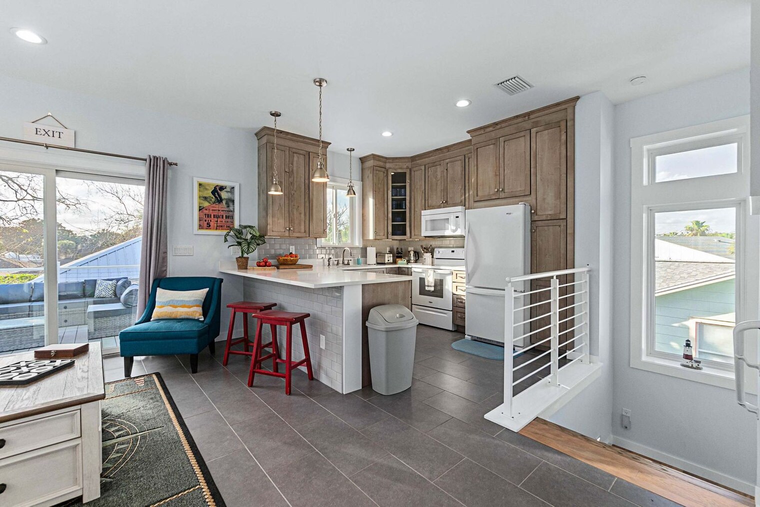 Building Photo - 11 Comares Ave S