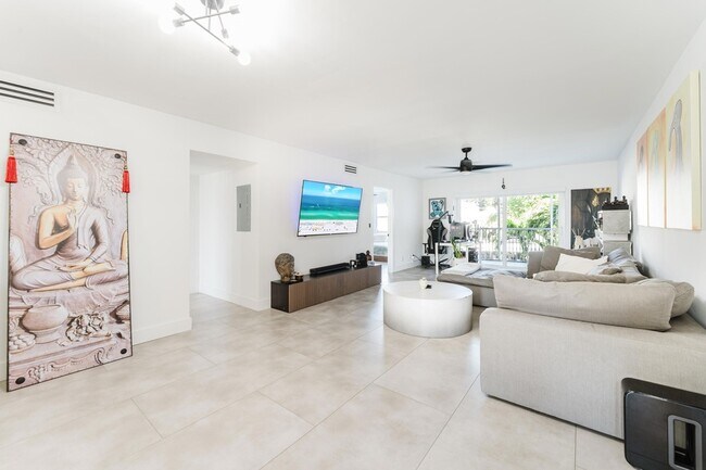 Building Photo - 800 E Camino Real