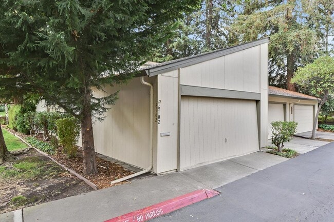Building Photo - Fantastic 2-Bed, 2-Bath Townhouse with Pri...