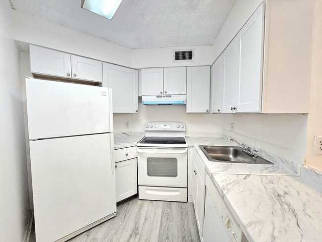 Building Photo - 213 Lake Pointe Dr