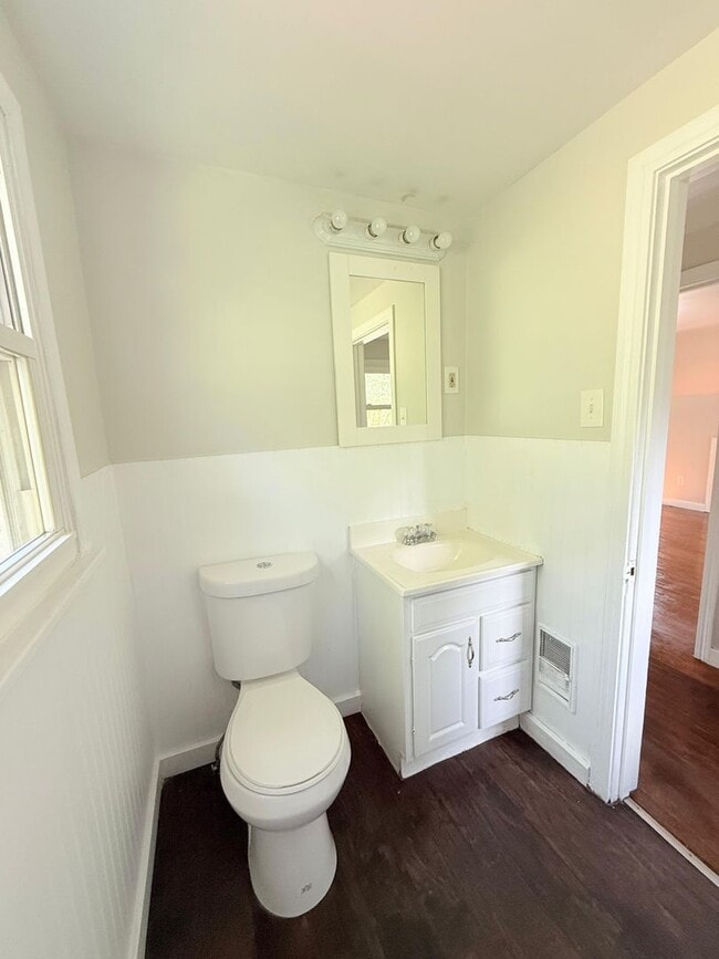 Building Photo - Beautiful Newly Renovated 2BD 1BA Home in ...