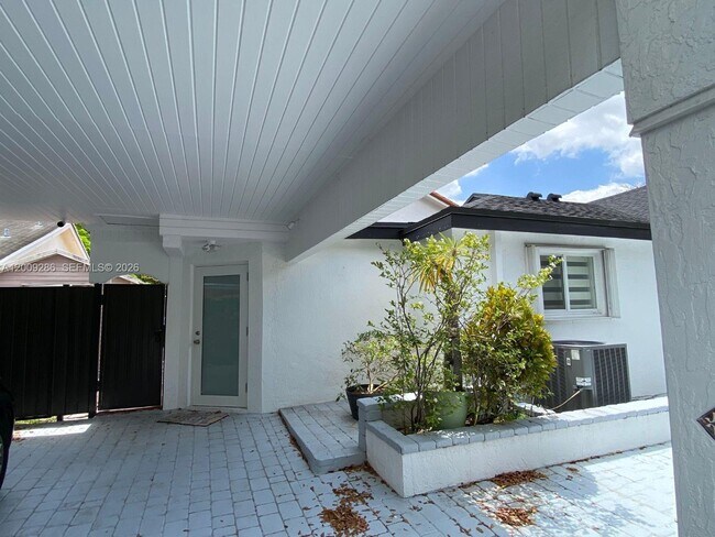 Building Photo - 403 SW 89th Pl