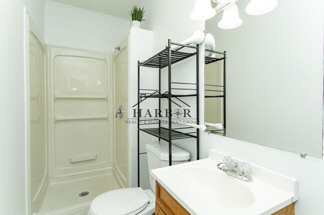 Building Photo - 917 N Broadway Ave