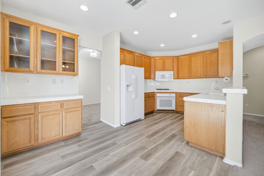 Building Photo - 660 Camino de la Luz