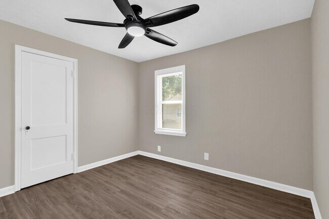 Building Photo - 1059 Lawrence Dr