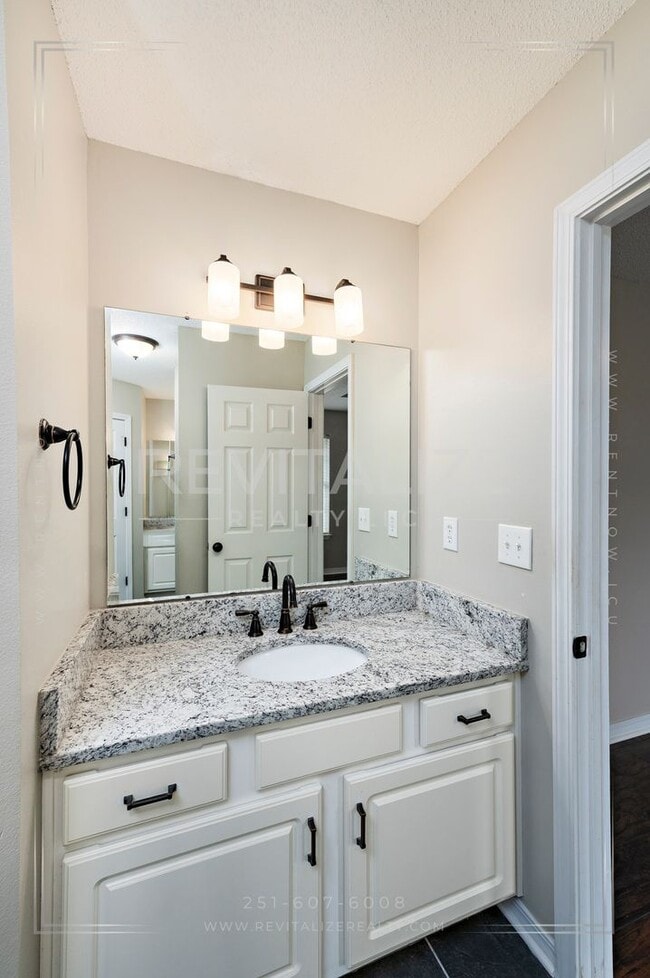 Building Photo - Gorgeous 3 Bed 2 Bath Brick Cottage on Corner Lot