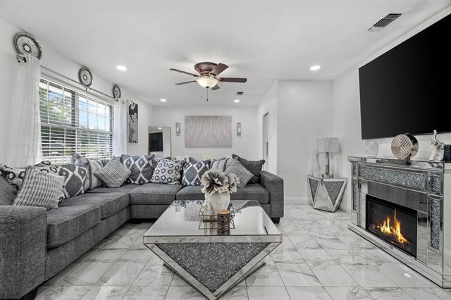 Building Photo - 3300 Nashville Ave