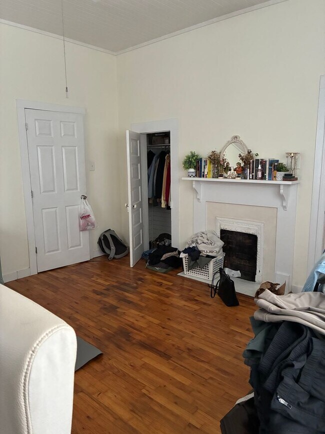 Building Photo - 3 Bedroom home near downtown and campus.