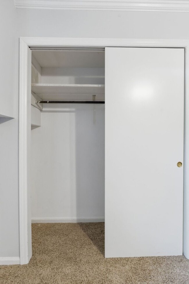 Building Photo - Updated condo in the heart of Green Hills!