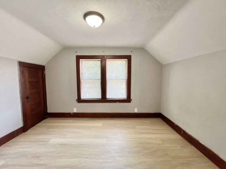 Primary Photo - 1549 Porter Ave