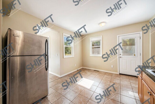 Building Photo - 656 Veto: Spacious home!