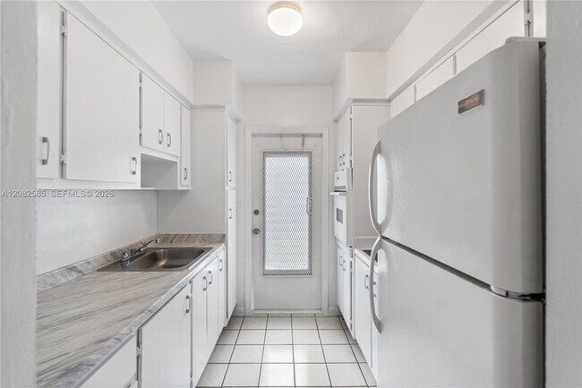 Building Photo - 12655 NE 16th Ave