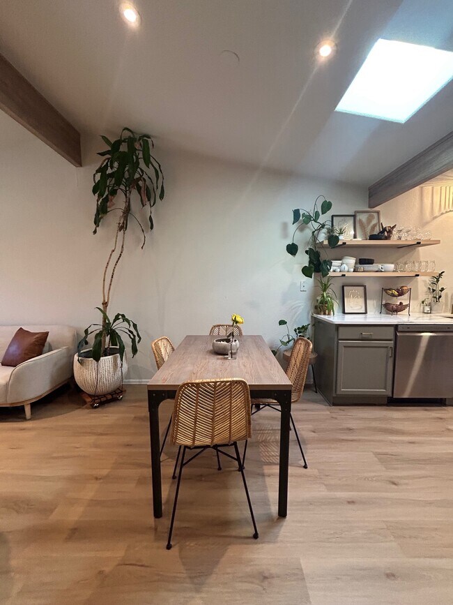 Building Photo - 1347 E Parkway Dr