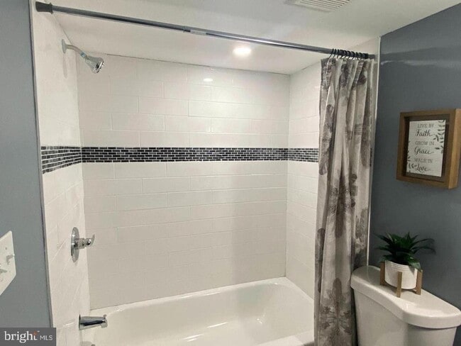 Building Photo - 405 Lyndhurst St