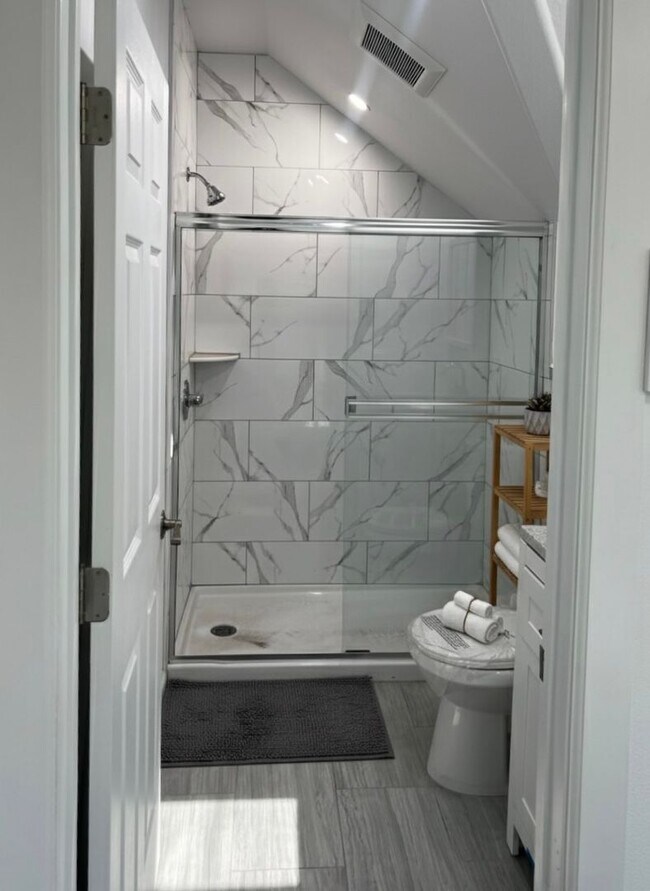 Building Photo - 931 W 23rd St