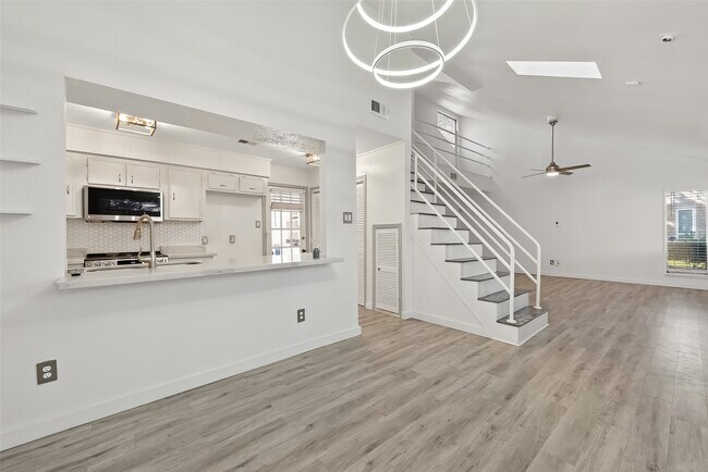 Building Photo - 13925 Hollowgreen Dr