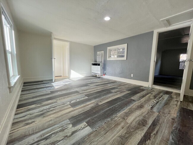 Building Photo - Douglas St. - 12909-12911