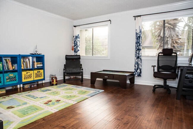 Building Photo - 1112 Bering Dr