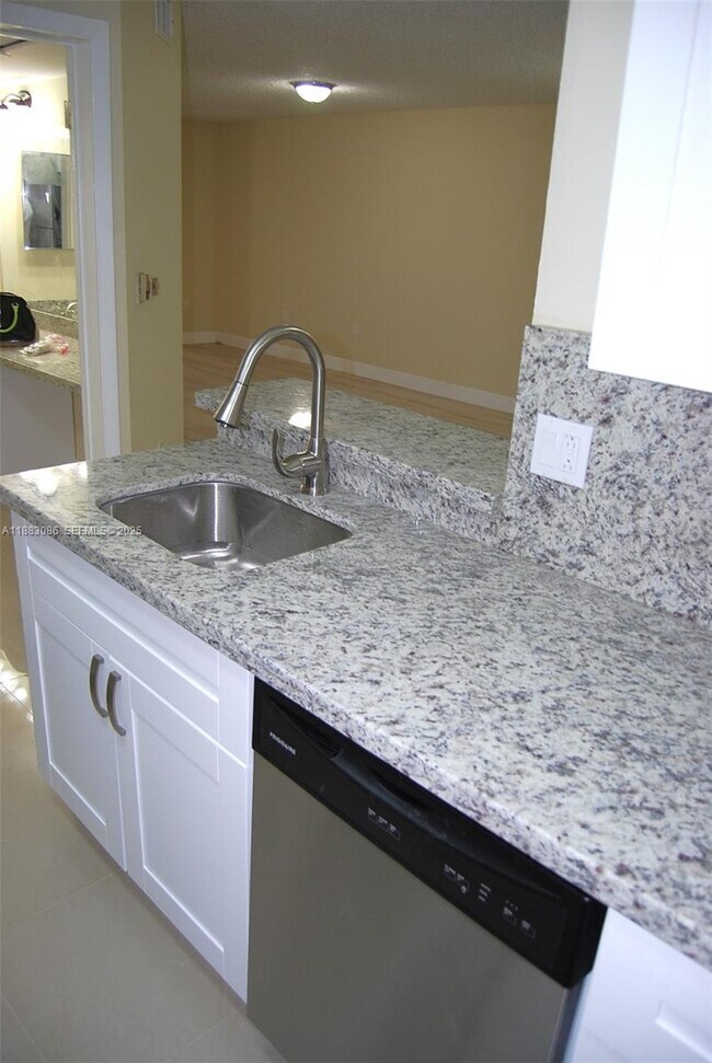 Building Photo - 2820 N Oakland Forest Dr