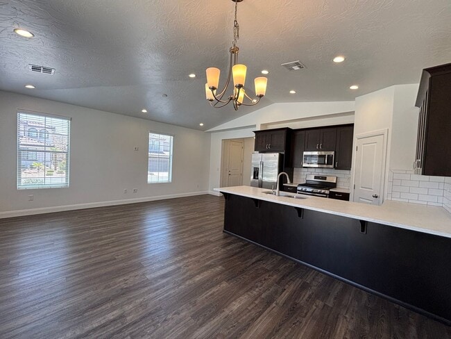 Building Photo - SPACIOUS HOME FOR RENT!