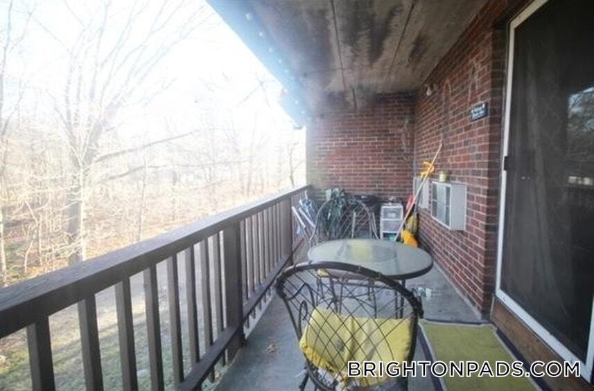 Building Photo - 144 Kenrick St