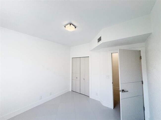 Building Photo - 1549 Barcelona Way