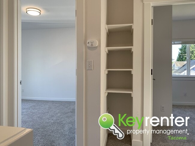Building Photo - Newly Remodeled Centrally Located Tacoma H...