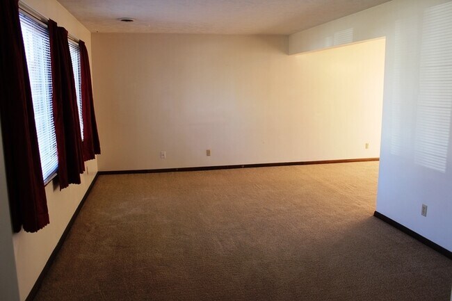 Building Photo - Spacious home in East Manhattan!