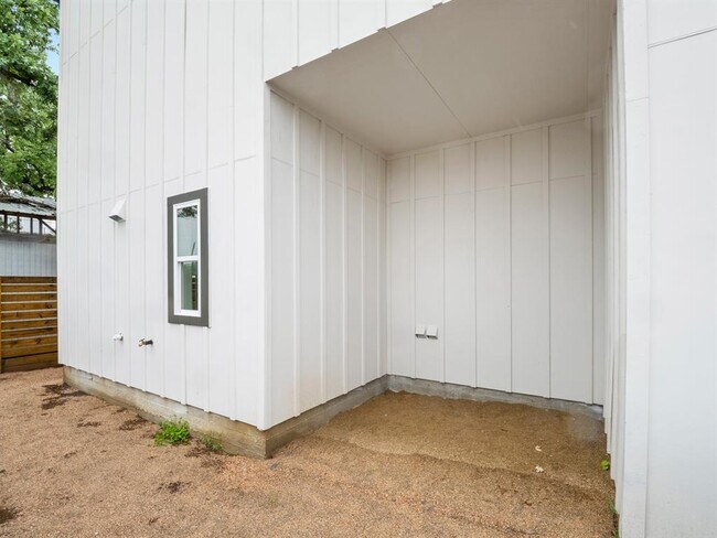 Building Photo - 1165 Nickols Ave