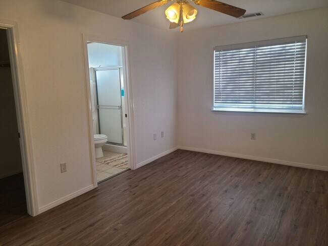 Building Photo - Amazing Hesperia Home