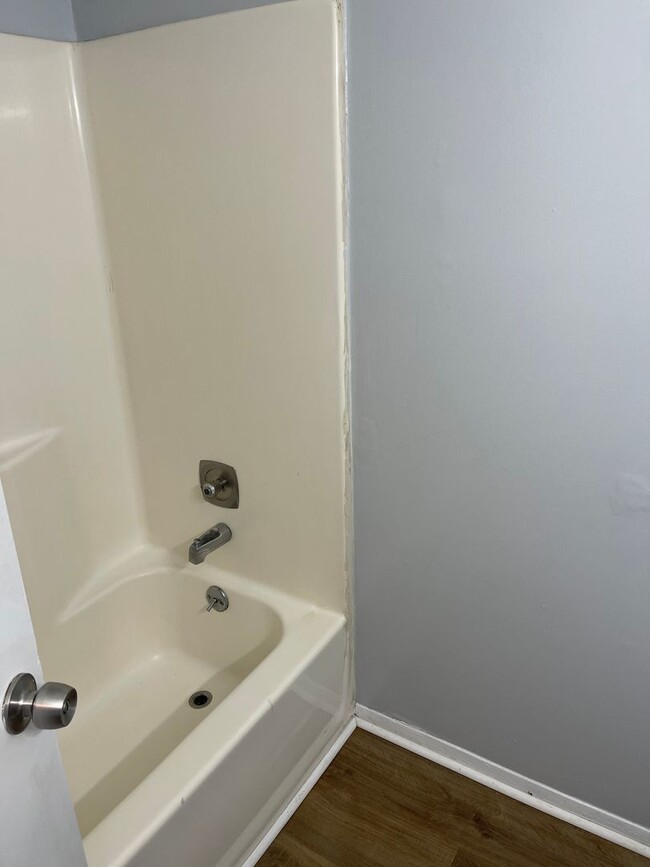 Building Photo - 2BR 1 Bath Duplex off Whitehead Rd! Availa...