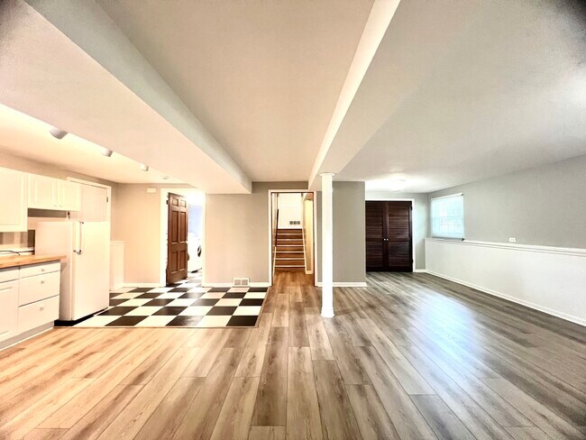 Building Photo - 25W135 Essex Ave