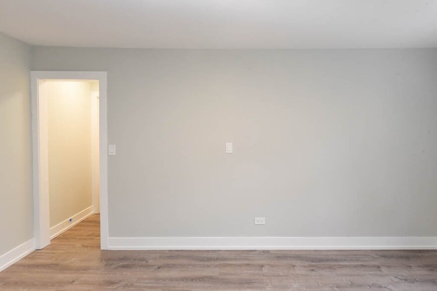 Building Photo - 450 W Barry Ave