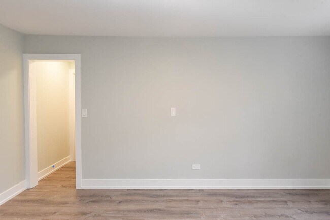 Building Photo - 450 W Barry Ave