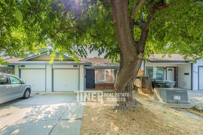 Building Photo - Charming Carmichael Duplex with Water Sewe...