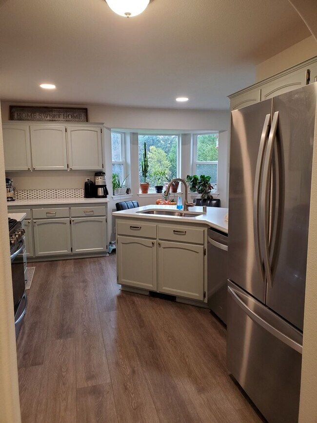 Building Photo - ***PENDING APPLICATION***Beautiful 3 Bedroom Home with Massive Garage and Bonus Room