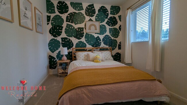 Building Photo - Flowing floorplan, minutes from I-5!!!