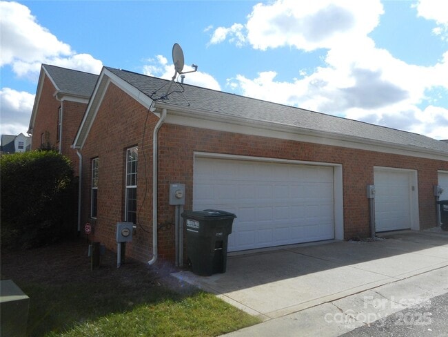 Building Photo - 3804 York Aly