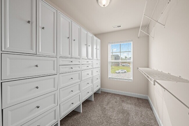 Building Photo - Spacious 4-Bedroom Retreat with 2.5 Baths ...