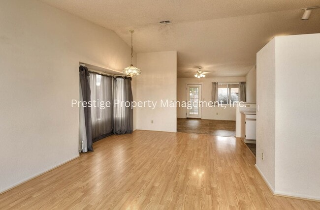 Building Photo - 3/2 Beautiful Rita Ranch Home With Open Design!!!