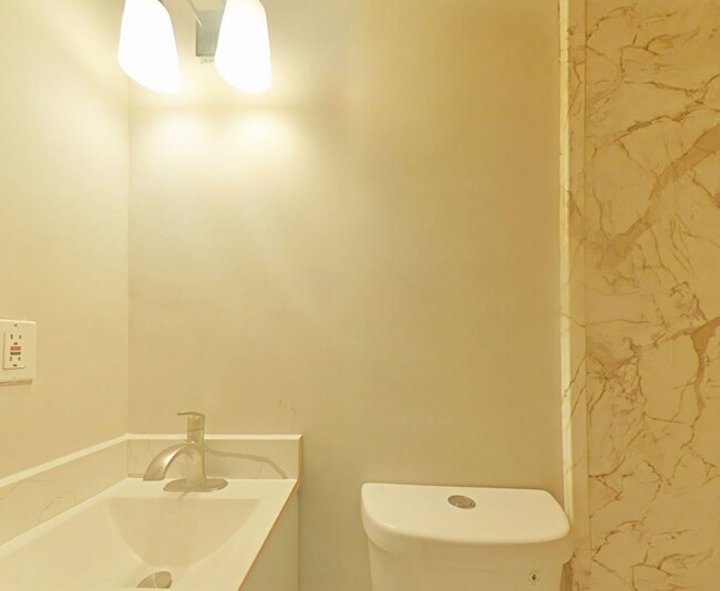 Building Photo - 249 Laurel Ave SW