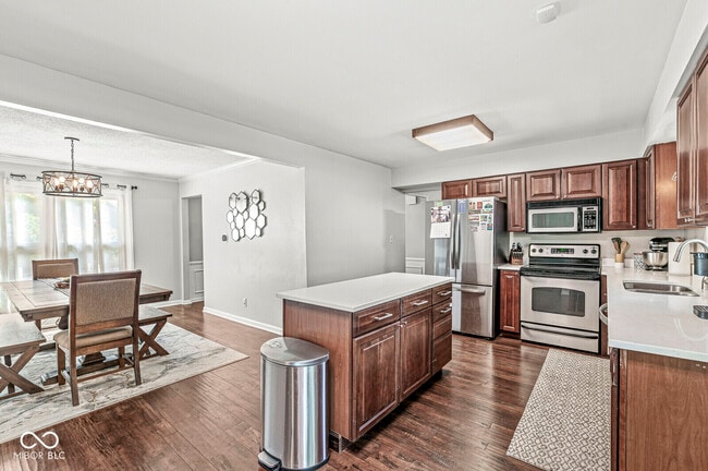 Building Photo - 6542 Kingman Dr