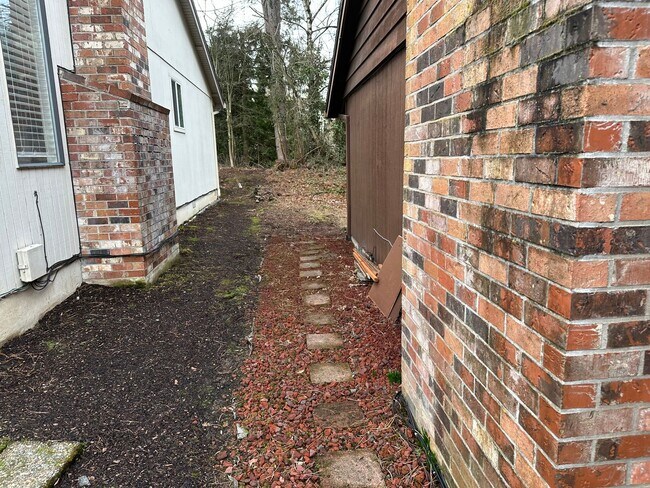 Building Photo - 2 Bedroom Duplex Off Oleson Road!