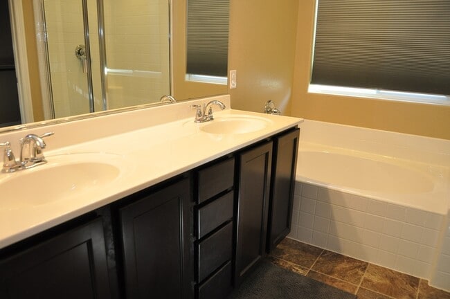 Building Photo - Fabulous 3 bedroom home in gated community!