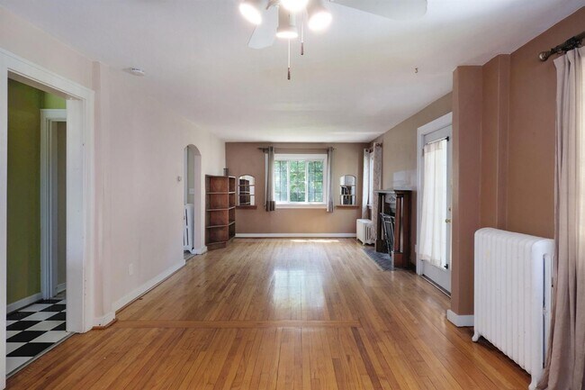 Building Photo - 2065 Chalmers Dr
